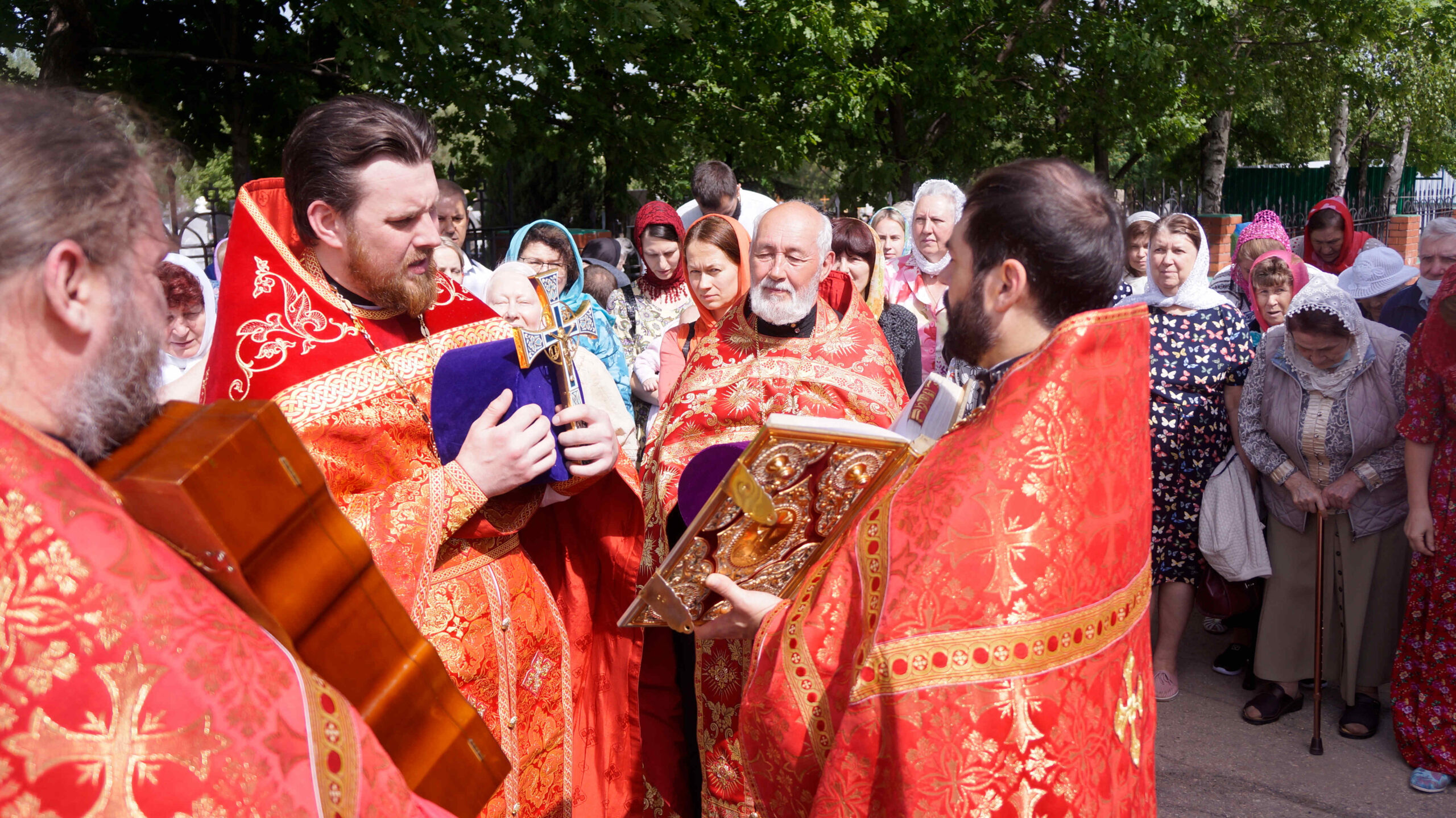 настоятель храм николая чудотворца (сортавала). настоятель храма николая чудотворца в костроме. диакон кадит в храме. василий кашин- диакон. бар настоятель.
